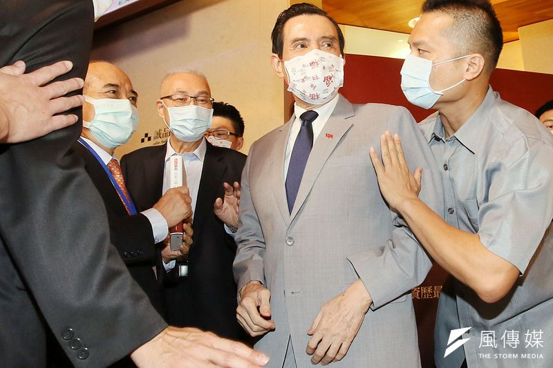 馬英九(右二)被控賤賣三中案,一審宣判無罪。(資料照,柯承惠攝)