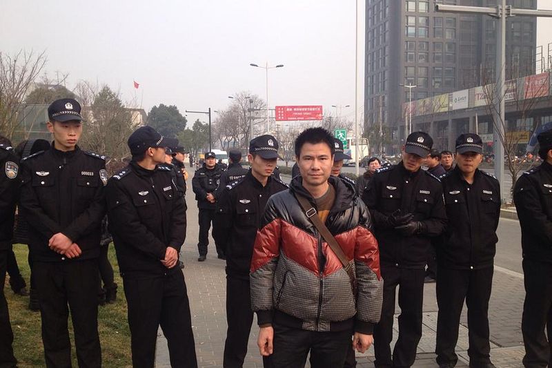 2020年9月從廈門泅游到金門的中國異議分子胡海波(中),自述參加香港反送中運動,因此受到中共當局的打壓及監控。圖為胡海波2015年於中國留影。(取自胡海波臉書)