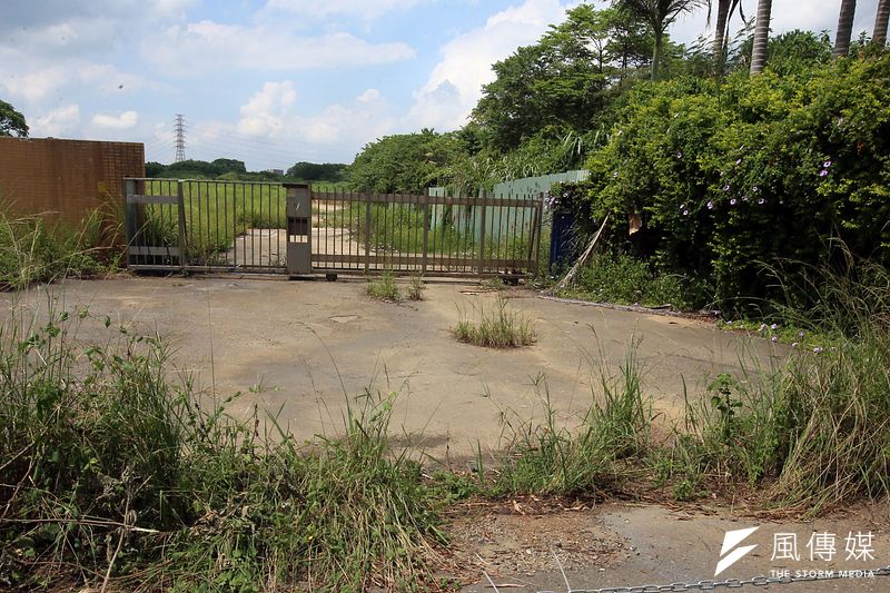 《新新聞》9月8日到合力旺公司位於桃園市龍潭區廠址查看,卻見該公司早已夷為平地,堆積大量的廢棄物,早已被雜草湮沒。(柯承惠攝)