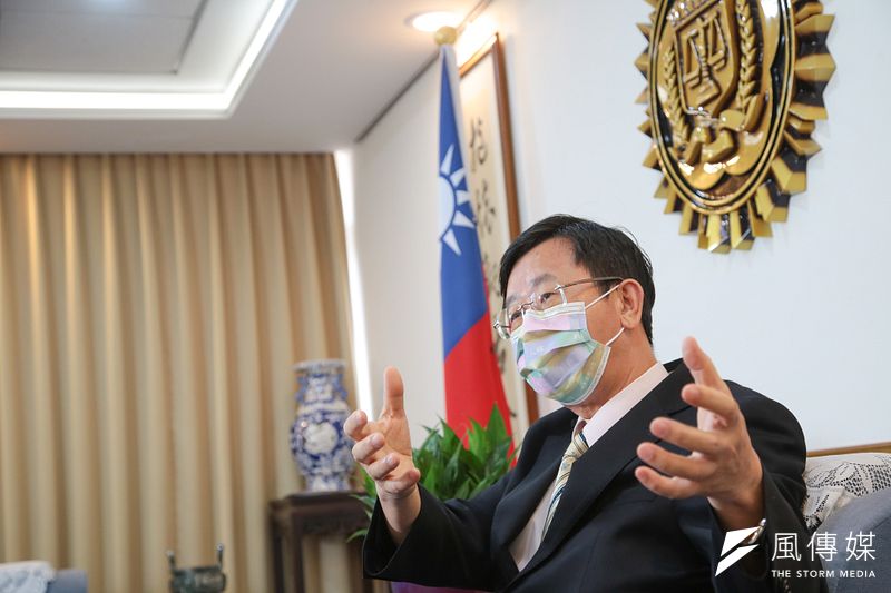 兩岸情勢升溫,法務部調查局長呂文忠接受《新新聞》專訪時透露,對岸的網路駭侵、假訊息認知戰早已「行之有年」,到今年9月底,調查局辦的案件數與去年比已經翻倍了。(顏麟宇攝)