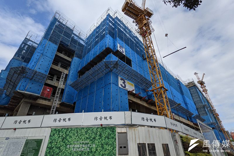 政府為了推動蔡英文總統「8年20萬戶社會住宅」的承諾,必須籌措超過6千億元財源。圖為興建中的興隆社會住宅。(資料照,顏麟宇攝)