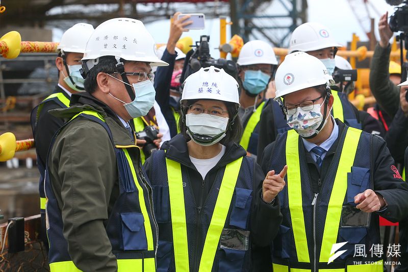 總統蔡英文11月視察三接工程區,三接在珍愛藻礁(三接遷離)公投不通過下,得以續建。(資料照,顏麟宇攝)