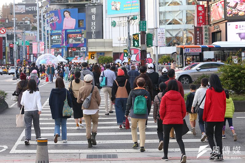 新冠疫情以來,銀行利率降至趨近於零,推升全台房地產價格,今年第二季房價所得比台北市為15.79倍,逼近歷史高點。(顏麟宇攝)