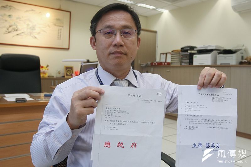 因「一日系列」爆紅的行政執行署新北分署主任執行官黃有文,近來先後向促轉會、總統府、民進黨陳情,為33年前自己所受不公平待遇討公道。(柯承惠攝)