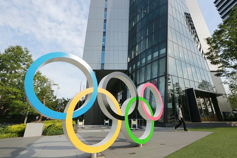 國際奧會(IOC)基於推廣原則,通常會把轉播權賣給各國當地的無線電視台。(資料照,美聯社)