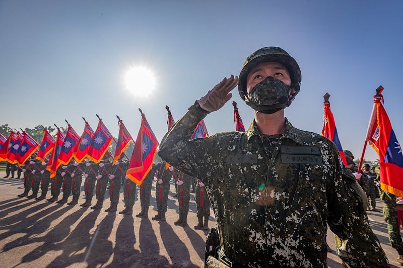 蔡政府執行後備戰力革新,陸軍新成立的步兵旅,日常負責接訓4個月役期的軍訓役男、專業士官班隊進行訓練,僅幹部固定、訓員流動,因此並不涉及員額增加。圖為陸軍步兵117旅成軍。(取自中華民國陸軍臉書)