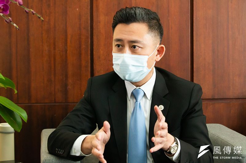 林智堅接受《新新聞》專訪指出,修法鬆綁人口限制後,讓每個縣市有意願都互相合併升格為直轄市,就自然而然形成區域治理。(蔡親傑攝)