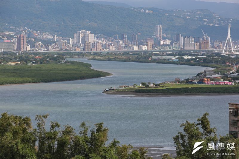 30多年來,基隆河流量已經增加了45%,被堤防擋下的河水,勢必會繼續往下游流躥。(顏麟宇攝)