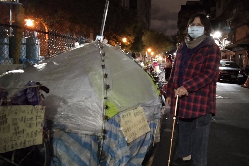 許素華在被拆的家前面搭帳篷為家已經6年,行政違失、建商追殺,讓她成為城市邊緣人。她要繼續守下去,直到真相被揭發,政府道歉、還她家園的一天。(朱淑娟提供)