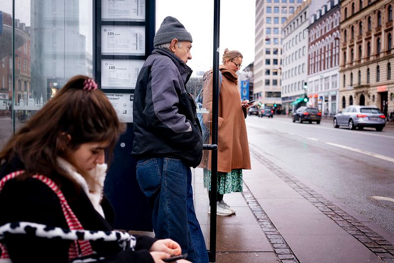 北歐國家丹麥2月1日起取消所有新冠管制措施,就連在公車站也可看到民眾已無需佩戴口罩。(美聯社)
