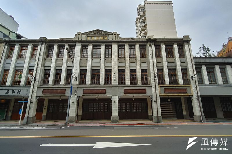 容積移轉制度多年發展下來,反而變相扭曲文化資產樣貌。圖為北市府登錄為歷史建築的大千百貨。(洪敏隆攝)
