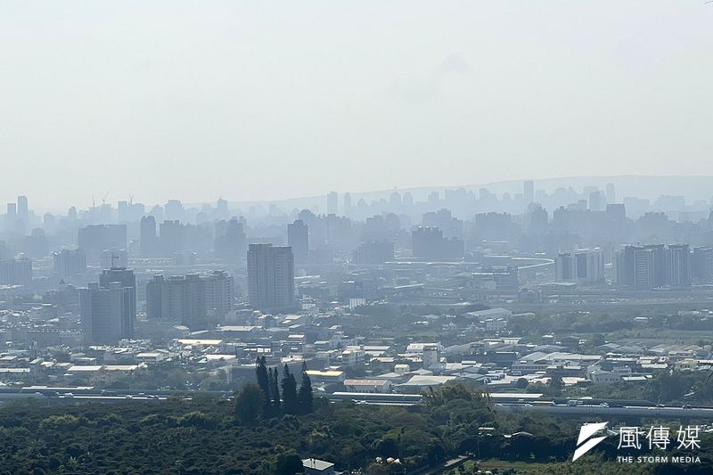 「空汙惡化緊急防制辦法」在緊急空汙事件發生時,能發揮的效果很有限。圖為從周圍的山上遠眺台中市的霧霾,空汙情況嚴重。(呂紹煒攝)
