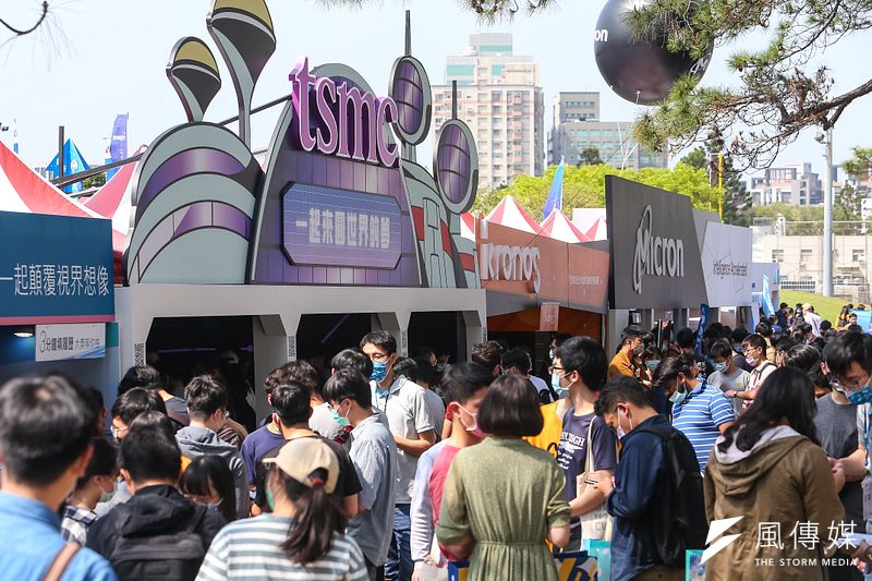 政府與企業極力培養、招募半導體業人才,但人才磁吸的結果,也造成傳產與其他科技業缺工。圖為清華大學就業博覽會的台積電攤位。(顏麟宇攝)