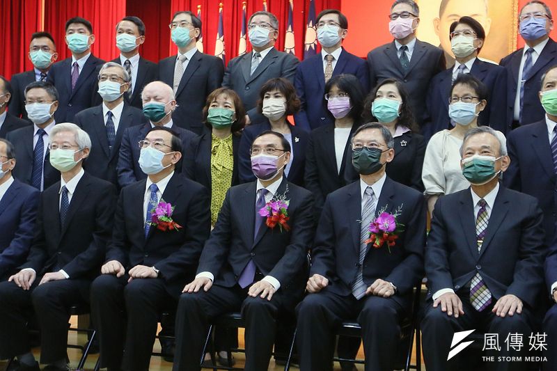 最高檢察署檢察總長9日交接,圖為法務部長蔡清祥(前排中)、卸任的江惠民(右二)、新任的邢泰釗(左二);接下來,各地檢察長將有一波大調動。(柯承惠攝)