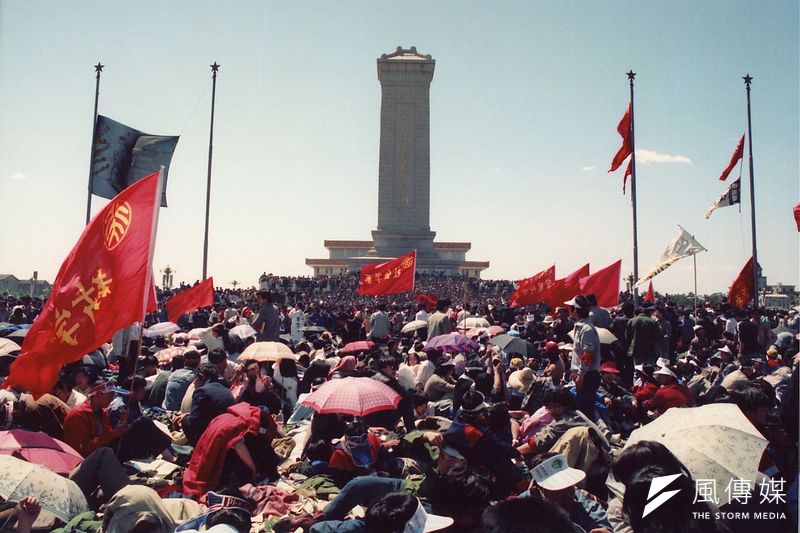 抗議旗幟和各式標語,在1989年北京天安門學運上空飛舞,最後卻迎來最血腥的悲劇。(新新聞資料照)