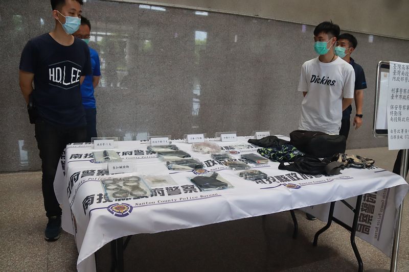 草屯生技公司4死1重傷槍擊殺人案,南投縣警方從李姓嫌犯藏匿處起出作案之改造手槍3枝、子彈179顆、滅音管1枝、折疊刀1把等證物。(南投縣警察局提供)