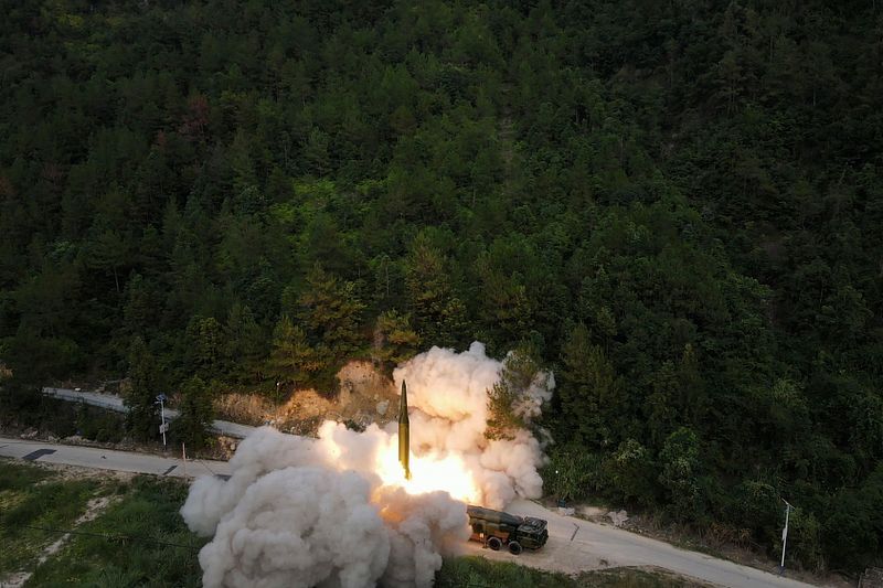 8月解放軍演封鎖台灣對台灣與美國都是震撼教育,美國與台灣要從這次經驗積極補課。圖為解放軍對台灣海域發射飛彈(AP)