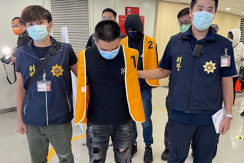 刑事局將柬埔寨人蛇2男1女押返台灣。打詐國家隊官員表示,柬埔寨詐騙案中被淪為「豬仔」的被害人,與橫行柬埔寨的電詐集團有關。(刑事局提供)