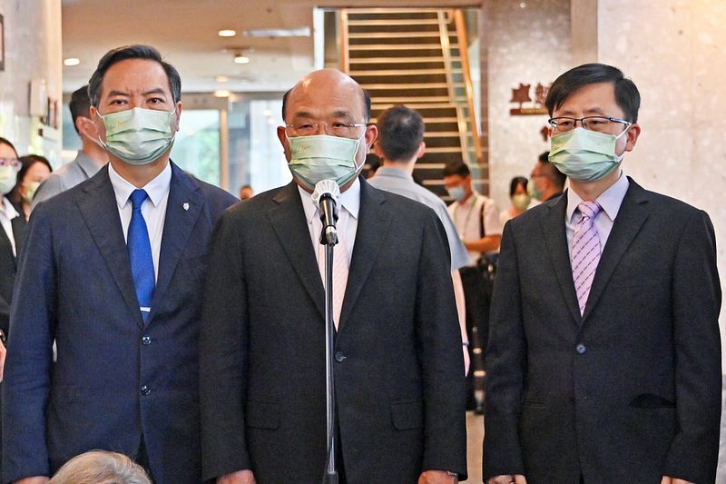 行政院長蘇貞昌(中)拍板112(2023)年度中央政府總預算案,一口氣把預算規模擴大至2.7兆元。(資料照,行政院提供)