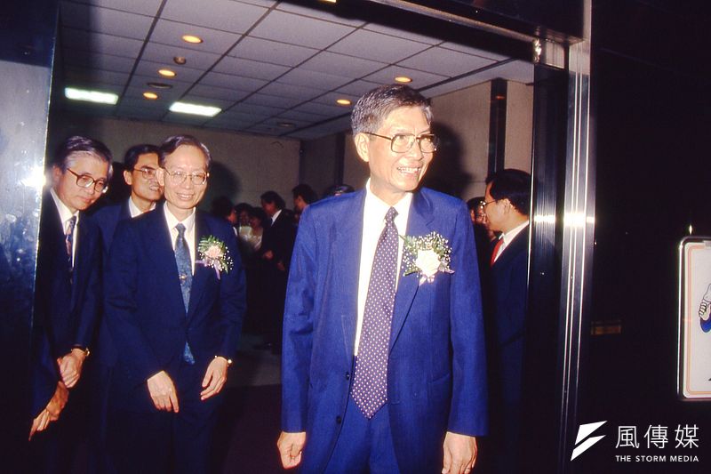 前中央銀行總裁梁國樹(圖右)30年前的貨幣金融政策建言,與2022年8月四位中研院士的政策建議書,竟完全相同。(新新聞資料照)
