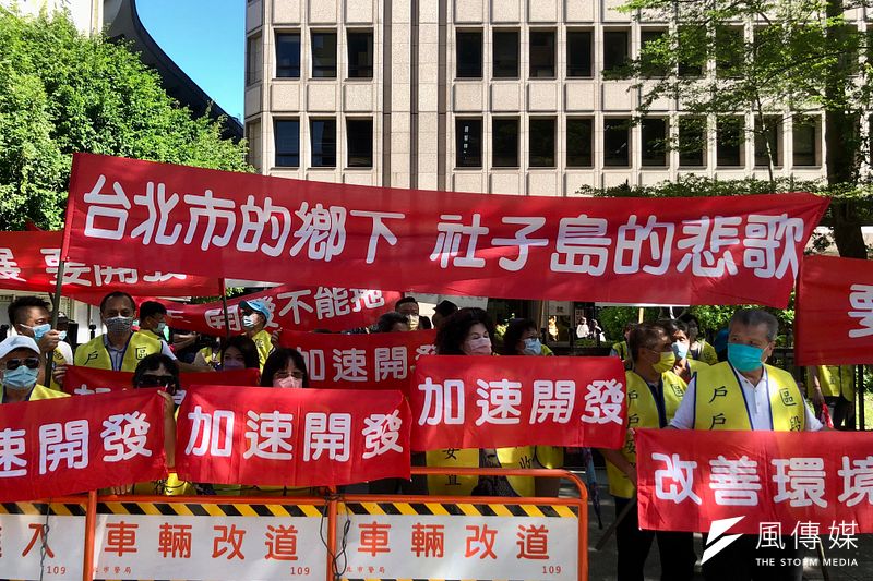 社子島居民權益促進會希望透過區段徵收加高堤防、解除禁限建令後能有進一步的開發。(李佳穎攝)