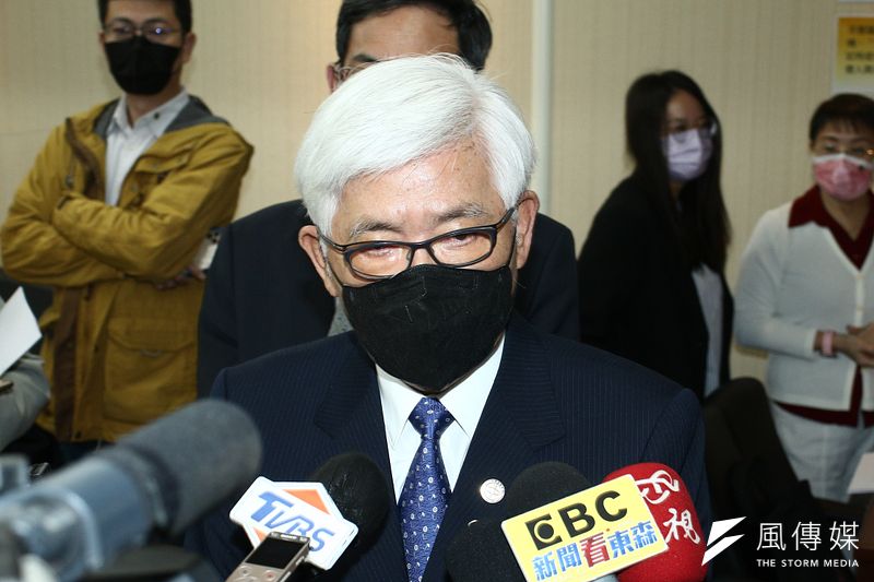 中選會主委李進勇說,台灣沒有「不在籍投票」的相關立法規定,因此沒辦法讓確診者在隔離所投票或通信投票。這成了中選會怠惰不作為的藉口。(蔡親傑攝)