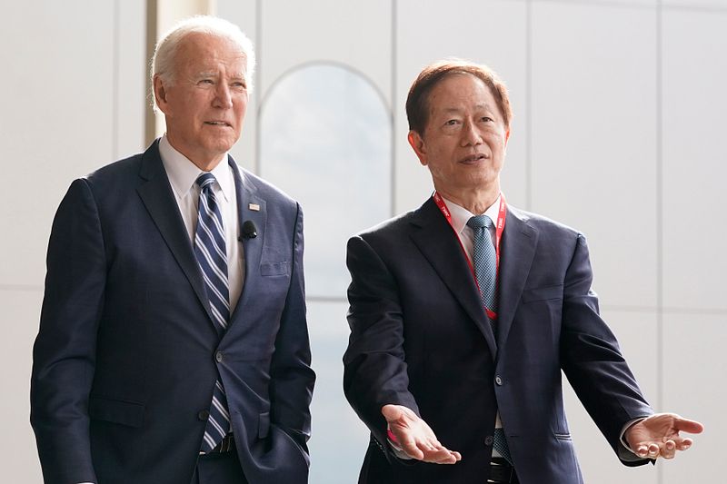 2022年美國總統拜登視察台積電亞利桑納州新廠,董事長劉德音(右)接待。劉德音是台積電建立亞利桑納廠的重要決策人物。(資料照,美聯社)