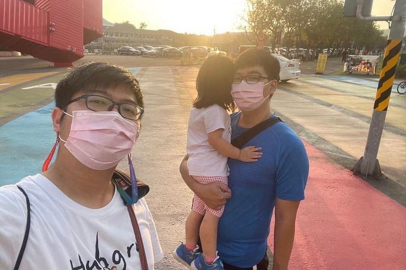 「顧小孩其實是很重要、很有價值的,但有時候,連我自己也會覺得自己沒有用…」他曾擔心養小孩是否要準備1000萬,但最難的從來不只是那1000萬,而是犧牲…(圍爸喵爸的親子日常提供)