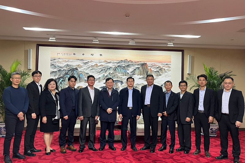 臺東縣副縣長王志輝前往中國大陸說明臺東鳳梨釋迦標準化流程,尋求更多銷售通路。(圖/臺東縣政府農業處提供)