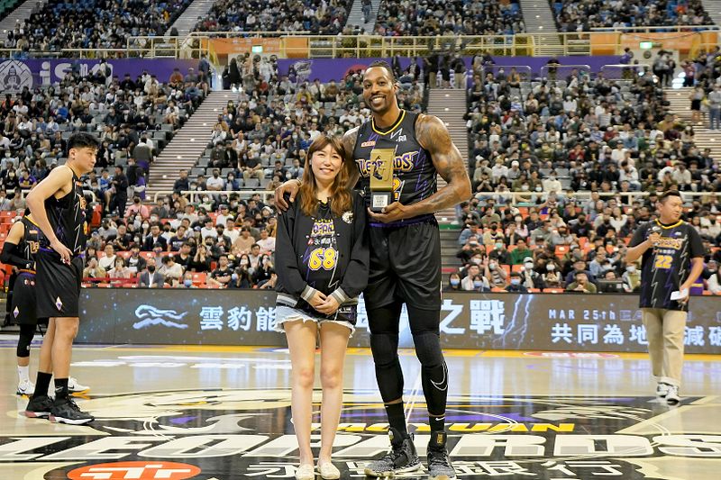 雲豹能源總經理趙書閔擔綱開球嘉賓,並為超級球星Dwight Howard頒發T1聯盟2月最佳外援獎項。(圖/雲豹能源提供)