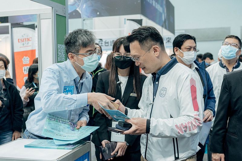 國立中央大學舉辦校園徵才活動,桃園市副市長蘇俊賓出席祝賀青年子弟找到最適合自己的工作。(圖/桃園市政府提供)