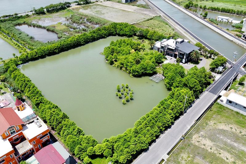 針對im.B吸金案,檢方高度懷疑主嫌曾耀鋒是否在宜蘭政商引介下,將詐騙資金轉進「礁溪休閒度假村市地重劃」等土地開發上。圖為曾耀鋒女友張淑芬名下的200坪豪宅,占地超過1600坪,背後更緊臨五結大湖。(資料照,取自黃國昌臉書)