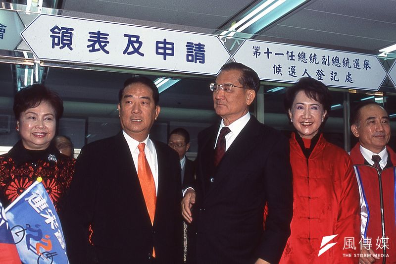 宋楚瑜(左二)和連戰(左三)經過長久協商,終於促成在2004總統大選搭檔競選。(新新聞資料照)