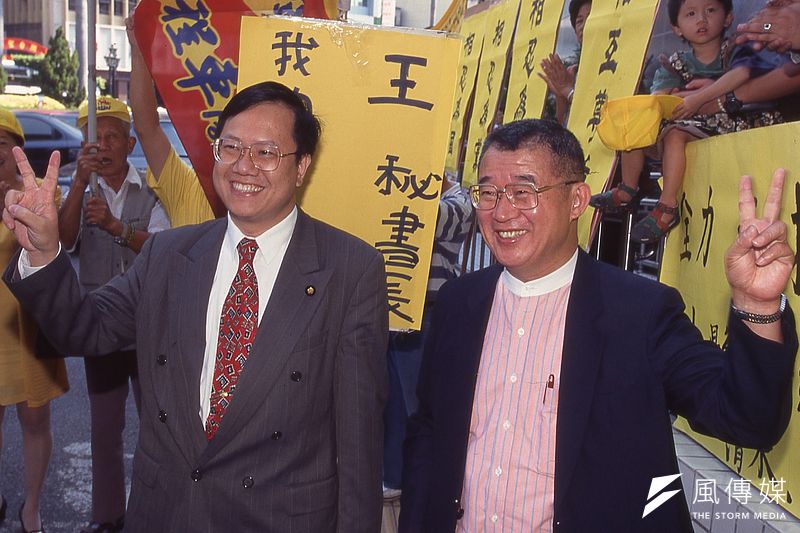周陽山(左)當初會加入新黨,之後又擔任召集人,王建煊(右)扮演了相當的角色。(新新聞資料照)