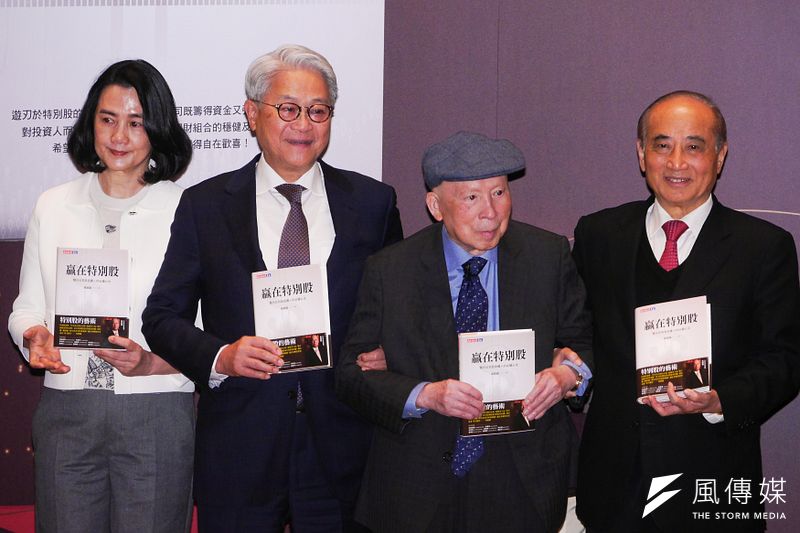 台新金控首席顧問吳統雄(右二)與新光吳家淵源深厚,立法院前院長王金平(右)、台新金控董事長吳東亮夫婦(左一與二)2024年1月31日出席吳統雄的新書發表會。(蔡親傑攝)