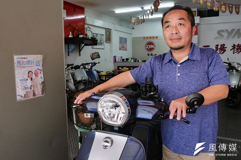 聖豐車業商行老闆廖麒翔為自己和父母各開了預開型安養信託,他笑稱「被棄養的第一代要對自己好一點」。(蔡親傑攝)