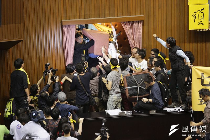 太陽花學運首日,2014年3月19日凌晨,警方展開攻堅與占領議場的學生對峙。(資料照,林旻萱攝)
