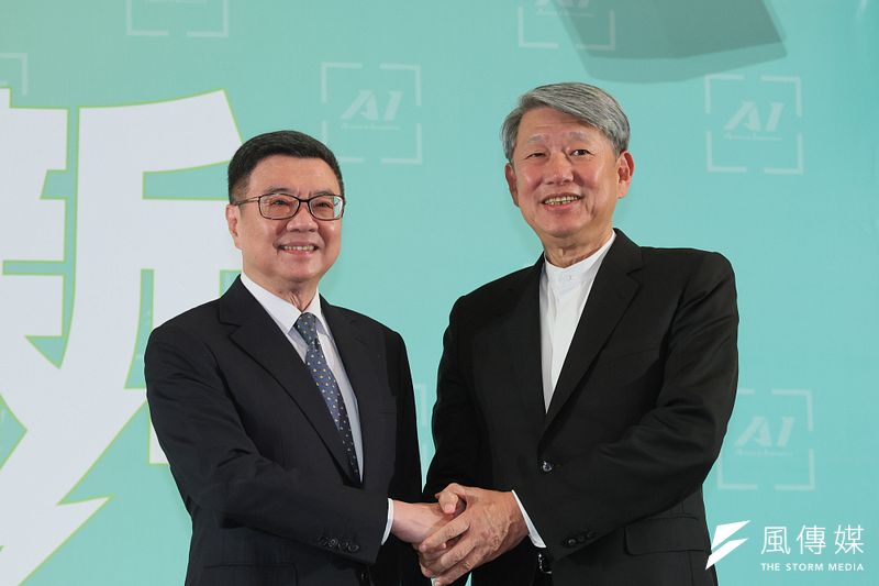 準行政院長卓榮泰(左)16日公布由崇越集團董事長郭智輝(右)接任經濟部長,在崇越事業版圖大量觸及經濟部轄下事業情況下,郭智輝未來如何處理利益衝突問題,考驗才剛開始。(資料照,顏麟宇攝)