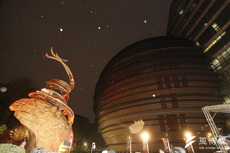 2019年11月28日,京華城在雨中正式熄燈結束營運。(資料照,郭晉瑋攝)