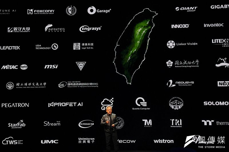 輝達執行長黃仁勳2日舉行「AI人工智慧時代如何帶動全球新產業革命」主題演講,多次提到台灣。(資料照,顏麟宇攝)