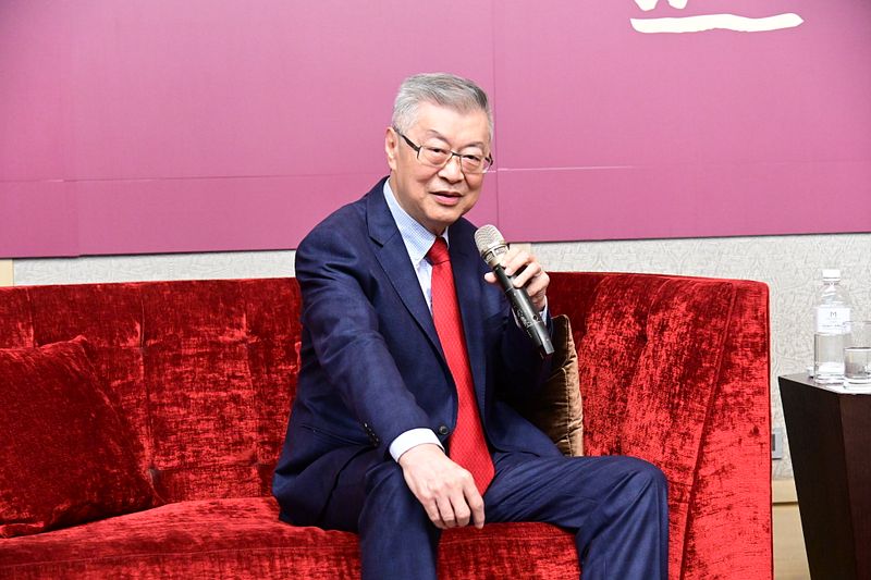 財團法人新世代金融基金會董事長陳冲指出,總預算英雄的喝采聲迷人,只是20年下來,會不會苦了想購屋的年輕人?(財團法人新世代金融基金會提供)
