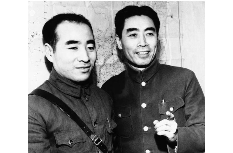 中共要員林彪(左)和周恩來(右)都與黃埔軍校有關係。(資料照,美聯社)