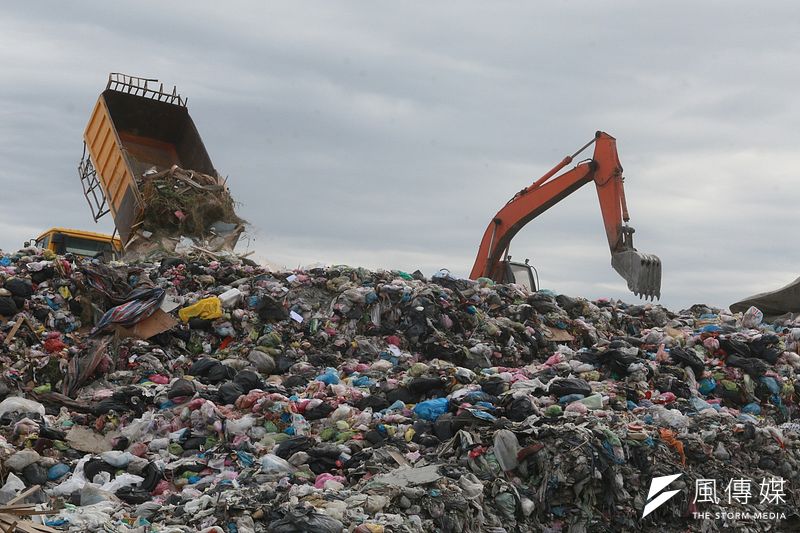 焚化爐因地方反對而無法如期推動,讓每年超過處理量的垃圾形成一座座垃圾山。示意圖。(資料照,柯承惠攝)