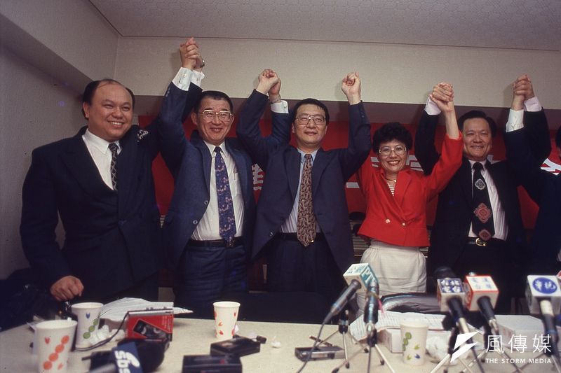 幾位新黨創立成員:李勝峰(左起)、王建煊、趙少康、周荃、陳癸淼。(新新聞資料照)