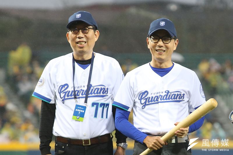 富邦蔡明興、蔡明忠兄弟。(資料照,郭晉瑋攝)