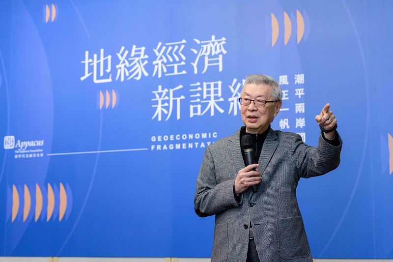 財團法人新世代金融基金會董事長陳冲指出,強勢語言國家常自以為是,認定對方理所當然要聽懂高級語言,無需假手翻譯。(新世代金融基金會提供)