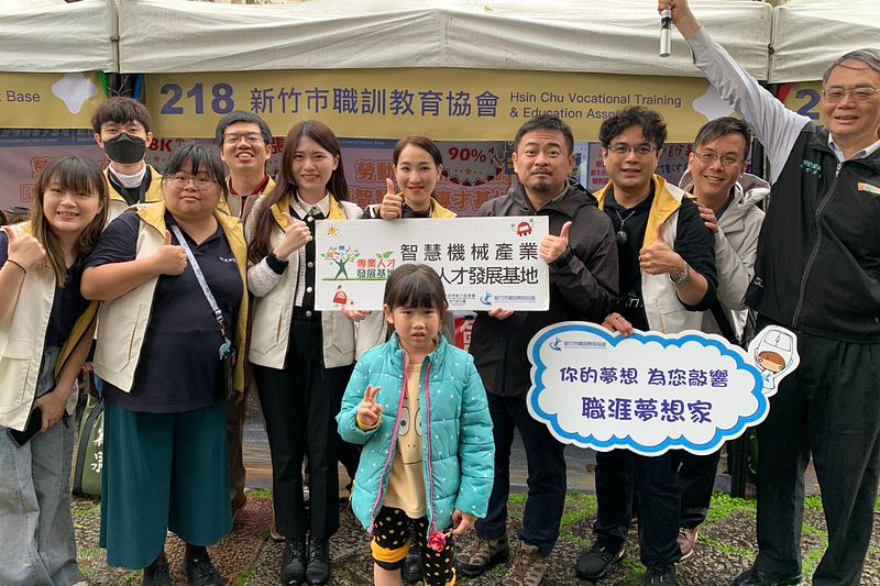 勞動部長洪申翰出席「2025 OPEN HOUSE春季徵才就業博覽會」,為求職者加油。(圖/勞動力發展署桃竹苗分署提供)
