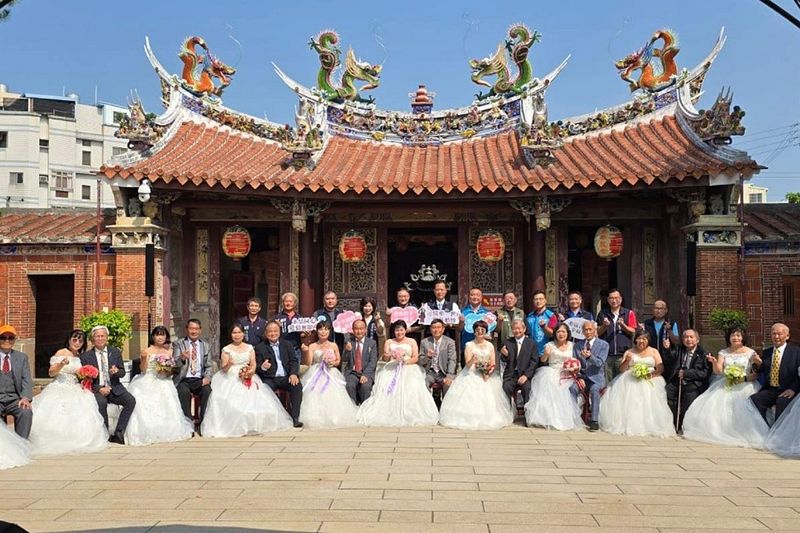 台中市大甲區公所10月18日在市定古蹟大甲文昌祠舉辦「情牽一世」銀色婚紗活動,12對銀髮夫妻穿著婚紗在百年文昌祠前留下甜蜜合影。(圖/台中市政府)