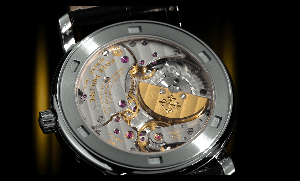 百達翡麗為高登鐘錶製作的 50 週年紀念腕錶 —— Ref. 5057G-010 Calatrava 白金腕錶（圖／擷取自高登鐘錶影片）