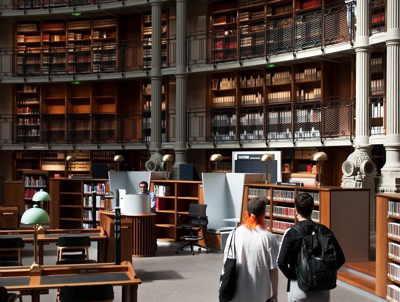 黎塞留圖書館 2007 年的改建中，將金屬、木頭等元素融入古典的建築中。（圖／BnF 臉書粉專）